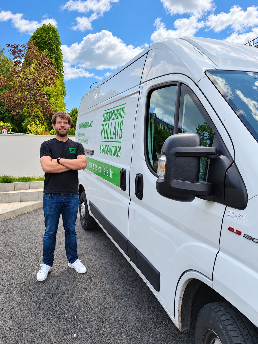 Déménageur qualifié devant la camionnette