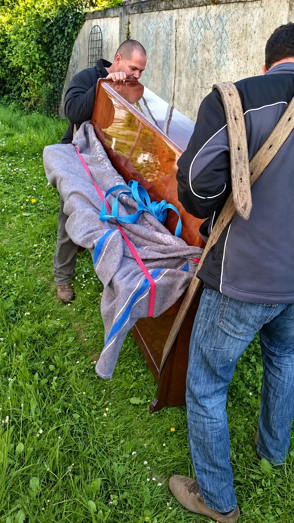 Portage à la sangle d'un meuble par deux déménageurs