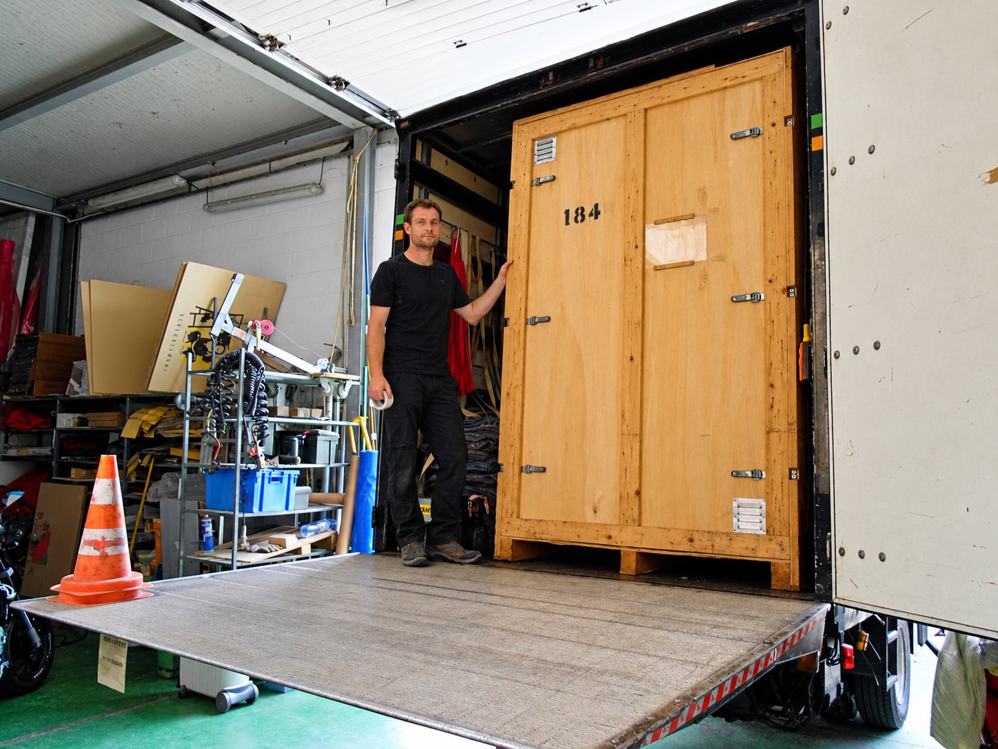 Garde meubles sécurisé : grande caisse en bois dans le camion
